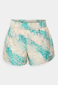 Pantalones cortos con una base rosa y patrones abstractos azules, cinturilla elástica y pequeño logo en la esquina inferior derecha. Fabricados con material ligero.
