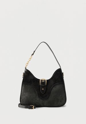 Fekete bőr kézitáska arany csattal díszítve, egy vállpánt láncszemekkel, és egy levehető, állítható oldaltáska pánt.