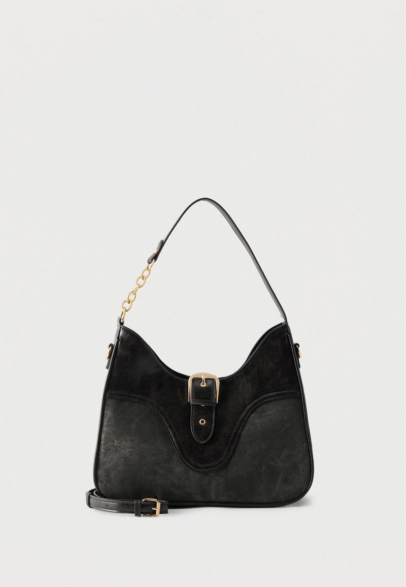 Μαύρη δερμάτινη τσάντα με χρυσή αγκράφα, ένα λουράκι ώμου με αλυσίδες και αποσπώμενο, ρυθμιζόμενο λουράκι χιαστί.