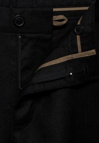 Mango Pantaloni scurți - black