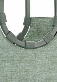 Bolsa de tela en un tejido verde apagado con una superficie texturizada, con asas circulares grises aseguradas con cintas elásticas.