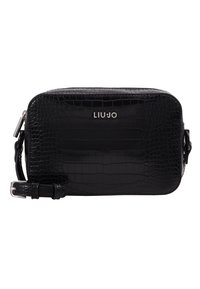 Černá taška přes rameno s krokodýlí texturou, obdélníkového tvaru, se stříbrným logem "LIU JO" a nastavitelným popruhem s sponou.