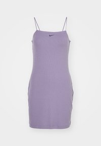 Vestido ajustado de color lavanda con tirantes finos, textura acanalada y un pequeño logo negro en el pecho. Largo hasta medio muslo.