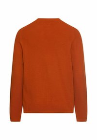 Sweter w rudym pomarańczowym kolorze, dzianinowa struktura, długie rękawy, okrągły dekolt, ściągacze przy rękawach i dole, prosty fason bez ozdób czy wzorów.