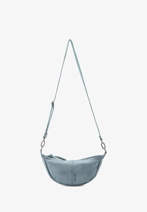 Bolso de hombro de cuero azul claro con forma curva, correa ajustable, herrajes de metal y cierre con cremallera. Superficie de textura suave.