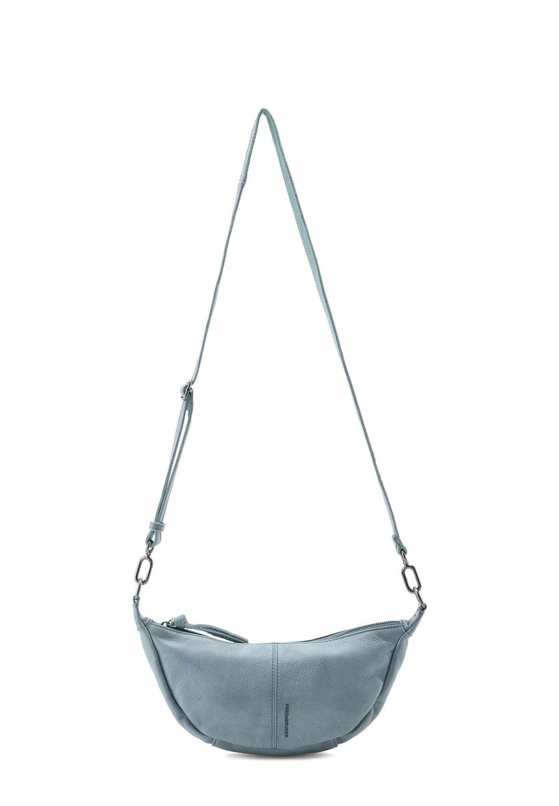 Borsa a spalla in pelle blu chiaro con forma curva, tracolla regolabile, hardware in metallo e chiusura con zip. Superficie liscia e texturizzata.