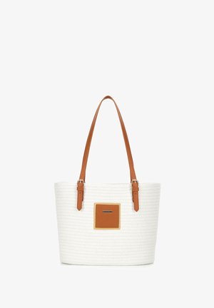 Bolsa de mano tejida blanca con asas de cuero marrón y etiqueta cuadrada de cuero marrón en el frente. Textura suave con líneas horizontales sutiles.