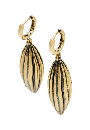 Goudkleurige hoopsieraden met langwerpige, geribbelde schelpvormige hangers met zwarte accenten. Het ontwerp toont een gestructureerd oppervlak.
