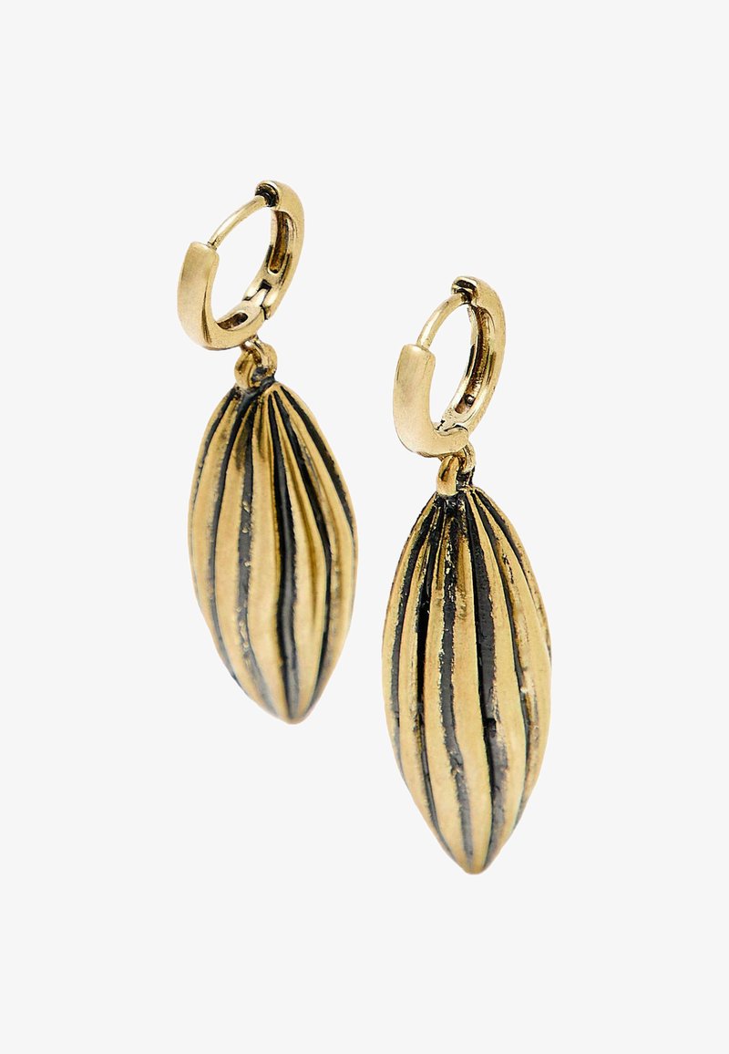 Goudkleurige hoopsieraden met langwerpige, geribbelde schelpvormige hangers met zwarte accenten. Het ontwerp toont een gestructureerd oppervlak.