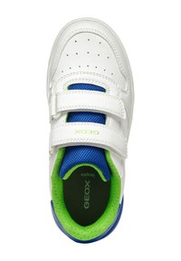 Witte sneaker met twee klittenbandsluitingen, blauwe mesh tongue en groene accenten. Bevat een geperforeerd ontwerp voor ademend vermogen en een gevoerde inlegzool.