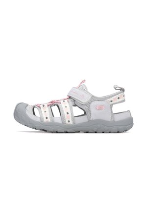 Sandalia de dedo abierta gris con un suave acento rosa, correa ajustable, suela texturizada y lados recortados para mayor transpirabilidad y comodidad.