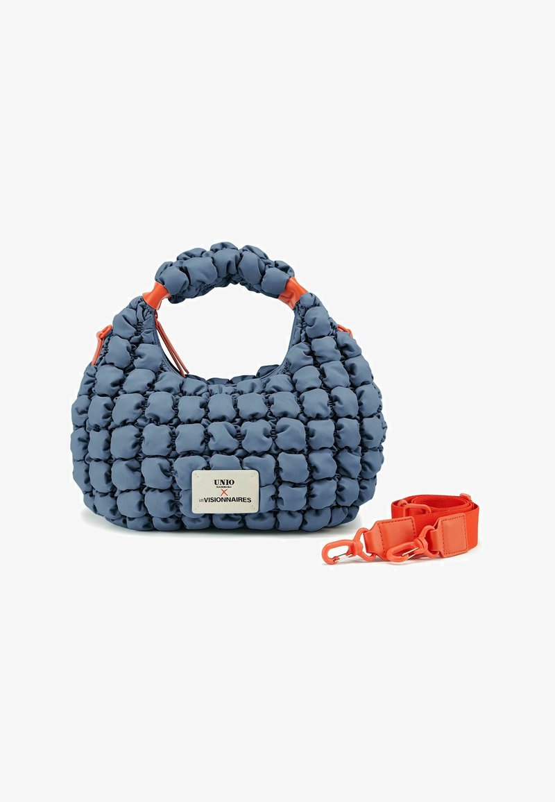 Borsa a tracolla trapuntata blu con manico tondo, dettagli arancioni e tracolla staccabile. Presenta una placca con logo metallizzato sul davanti.