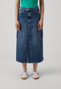 GAP - CARGO SKIRT LENNON - Gonna a campana - medium indigo Immagine in miniatura 1