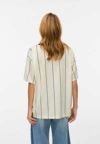 Kurzärmeliges, cremefarbenes Hemd mit schwarzen, vertikalen Streifen. Verfügt über eine lockere Passform und einen runden Ausschnitt, gefertigt aus glattem Stoff.