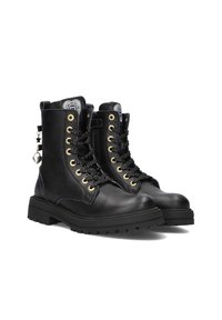 Bottines noires en cuir avec une finition texturée, quincaillerie dorée, col rembourré et lacets contrastés. Présente des breloques en forme d'étoile et de cœur sur les côtés.