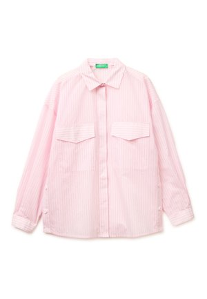 Jasnoróżowa koszula z długim rękawem z cienkimi pionowymi paskami, dwoma kieszeniami z klapkami z przodu i kołnierzykiem, ułożona płasko na białym tle.