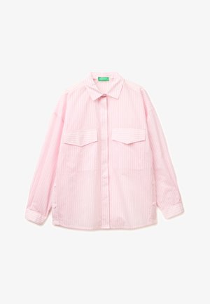 Lichtroze lange mouwen blouse met dunne verticale strepen, twee klepzakken aan de voorkant en een kraag, plat liggend op een witte achtergrond.