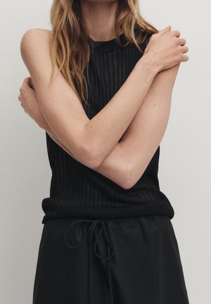 Top - black