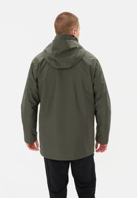 Olijfgroene waterdichte jas met een capuchon, lange mouwen en een rechte snit. Gladde textuur met een minimalistisch ontwerp en geen zichtbare logo's.