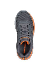 Zapatilla deportiva gris con parte superior de malla, acentos naranjas y cordones planos. Cuenta con una suela acolchada y un logotipo en la lengüeta.