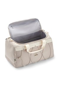 Borsa da viaggio beige con apertura con zip, manici robusti, texture liscia e dettagli elastici decorativi sul davanti. L'interno presenta una tasca.