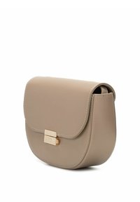 Beżowa skórzana torebka na ramię z zaokrąglonym klapą i prostokątną złotą klamrą na białym tle.