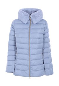 Chaqueta acolchada azul claro con cuello de piel sintética, patrón acolchado vertical, cierre frontal con cremallera y bolsillos laterales.