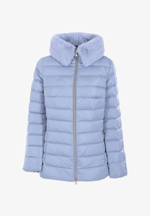 Veste matelassée bleu clair avec un col en fausse fourrure, un motif matelassé vertical, une fermeture éclair frontale et des poches latérales.