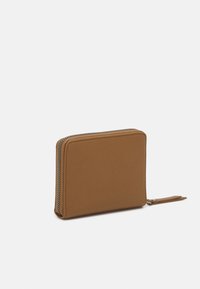 Braune Lederbörse mit rechteckiger Form, Reißverschluss und einem kleinen Leder-Zipf. Die Oberfläche ist glatt und hat minimale Details.