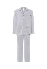 Conjunto de pijama gris hecho de un tejido suave, que incluye una parte superior con botones y un bolsillo, con un ribete oscuro a contraste, acompañado de pantalones a juego.