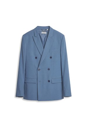 Dubbelgeknoopt blauwe blazer met zes donkere knopen, notched revers en schuine zakken aan de voorkant, afgebeeld tegen een witte achtergrond.