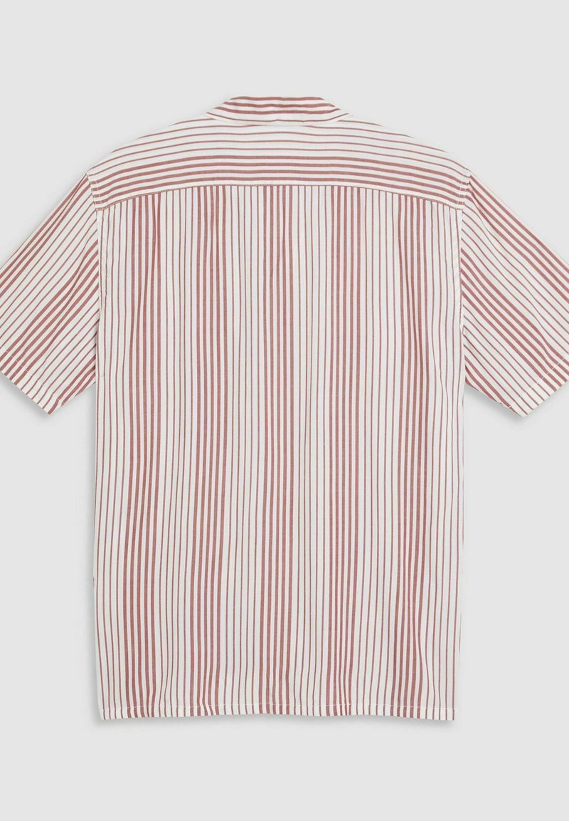 Camisa de manga corta con rayas verticales rojas y blancas, diseño con cuello y un ajuste relajado, con un canesú en la parte posterior para un detalle adicional.