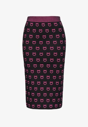 Czarna spódnica ołówkowa z fioletowym elastycznym pasem w talii, ozdobiona powtarzającym się różowym wzorem stylizowanych ananasów lub owoców na całej tkaninie.
