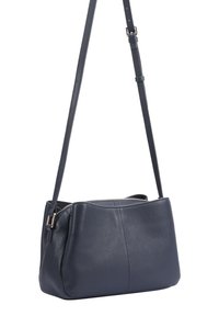Marineblauwe leren schoudertas met een gestructureerd oppervlak, rechthoekige vorm, verstelbare schouderband en ritssluiting; minimalistisch ontwerp zonder zichtbare hardware.