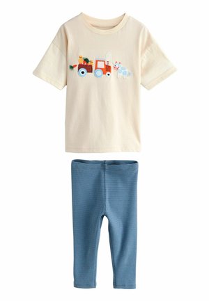 Beige kortærmet skjorte med broderet rød traktor, kyllinger og ko, kombineret med blå stribede tætsiddende bukser til et barn.