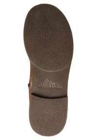 Semelle de chaussure synthétique marron avec une surface texturée, portant le nom de la marque "s.Oliver" embossé. Talon légèrement arrondi avec des bords lisses.