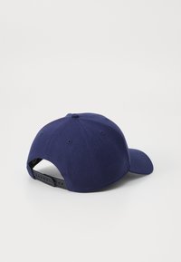 Sötétkék baseballsapka, pamutciből készült, ívelt csúccsal, állítható kapoccsal és öt szellőzőlyukkal.