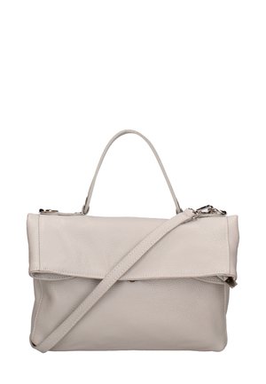 Borsa in pelle grigia con una forma rettangolare ben definita, manico superiore, tracolla regolabile e design con patta pieghevole.