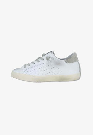 Sneakers basse bianche con lacci grigi, dettagli laterali traforati e linguetta in camoscio grigio sul tallone, su una suola leggermente usurata color avorio.
