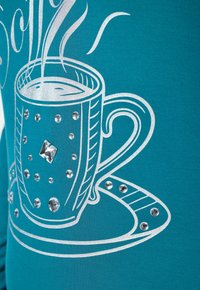 Tkanina o morskim kolorze z srebrnym nadrukiem filiżanki kawy z parą, ozdobiona przezroczystymi cyrkoniami na filiżance i spodku.