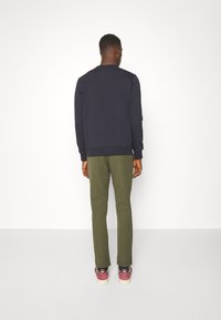 Les Deux COMO SUIT PANTS SEASONAL - Calças - olive night