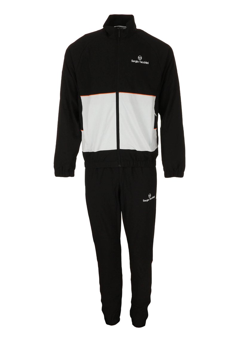 Zwart-wit trainingspak gemaakt van zachte stof. Het jack heeft een hoge kraag, een ritssluiting aan de voorkant en oranje accentstrepen. De broek is elastisch bij de enkels.