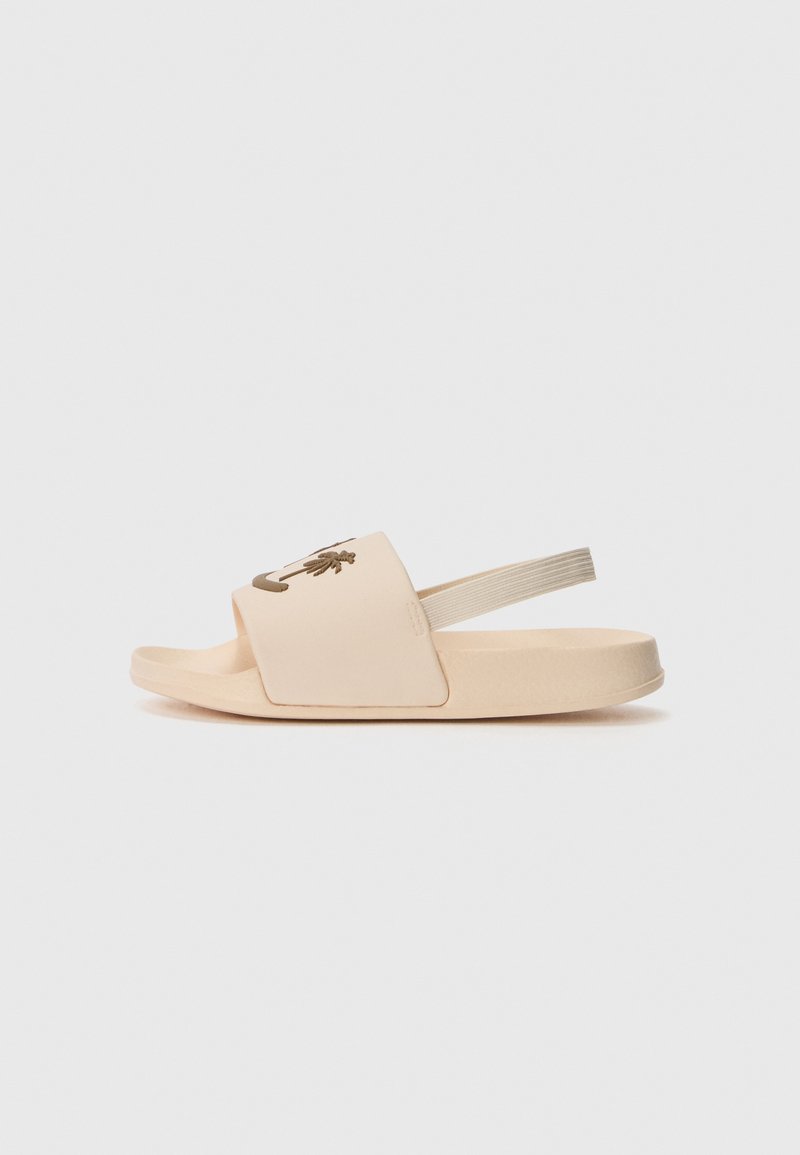 Infradito beige con una fascia larga e un supporto per il tallone elastico. Presenta un design decorativo del logo sulla superficie superiore. Texture liscia.