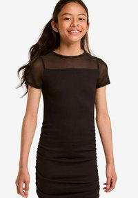 Schwarzes, geripptes Kleid mit taillierter Silhouette, transparenten Kurzärmeln aus Mesh und gerafften Seitendetails. Glatte Textur, schlichtes Design.