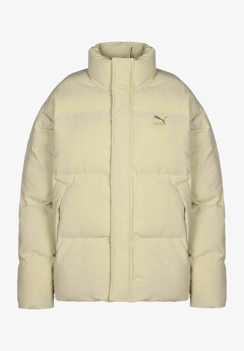 Chaqueta acolchada en amarillo claro, con un alto cuello, textura acolchada y un sutil logotipo verde en el pecho. Incluye bolsillos laterales.