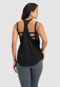 Schwarzes, sportliches Tanktop mit offenem Rücken und horizontalen gestreiften Ausschnitten. Das Material wirkt leicht, mit einem abgerundeten Saum und lockerer Passform.
