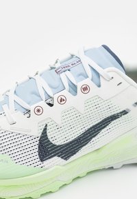 Nike Performance REACT WILDHORSE 8 - Scarpe da trail running - summit white/thunder blue/vapor green/light armory blue/dark team red