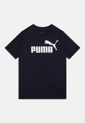 Fekete rövid ujjú póló fehér Puma logóval és szöveggel a mellkas közepén.