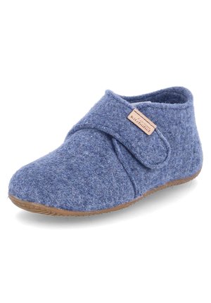Blaue Filzschlappen mit abgerundetem Zehenbereich, verstellbarem Riemen, weichem Textil und Gummisohle. Mit einem Logotag an der Seite.