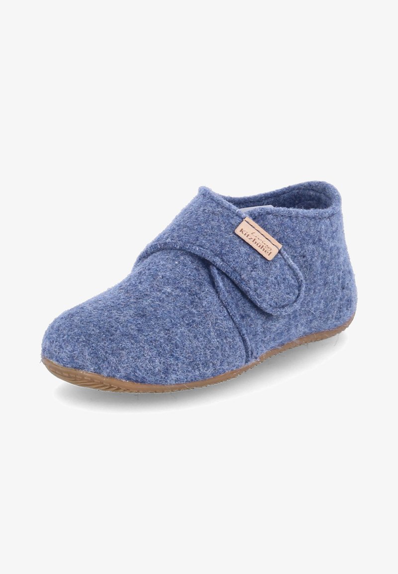 Blaue Filzschlappen mit abgerundetem Zehenbereich, verstellbarem Riemen, weichem Textil und Gummisohle. Mit einem Logotag an der Seite.